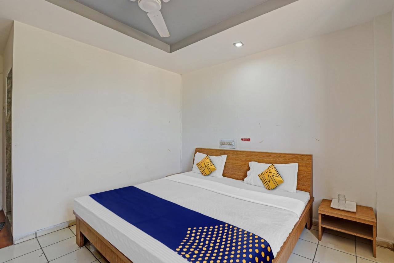 Oyo Flagship 80463 Hotel Mini Palace Vadodara Kültér fotó