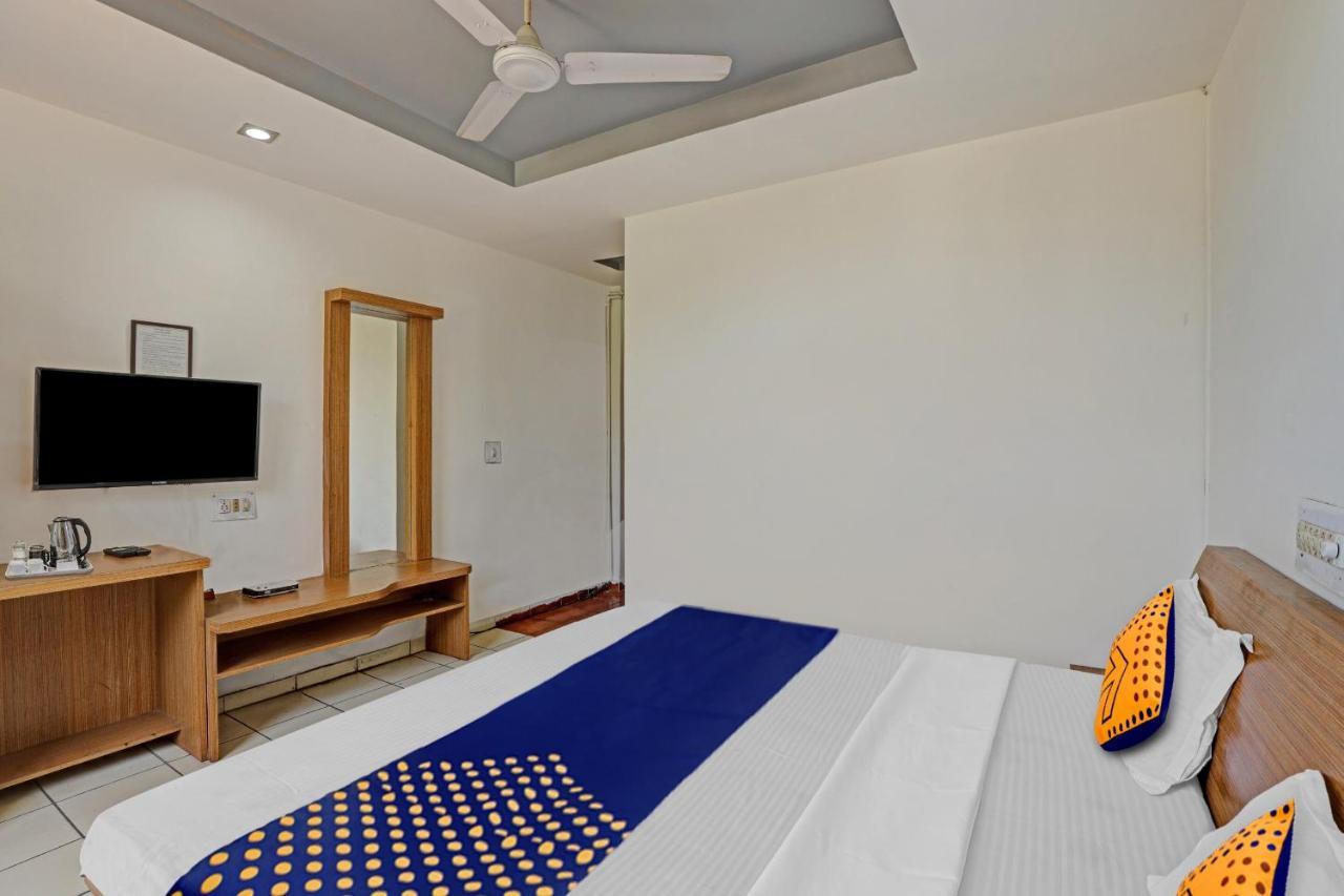 Oyo Flagship 80463 Hotel Mini Palace Vadodara Kültér fotó
