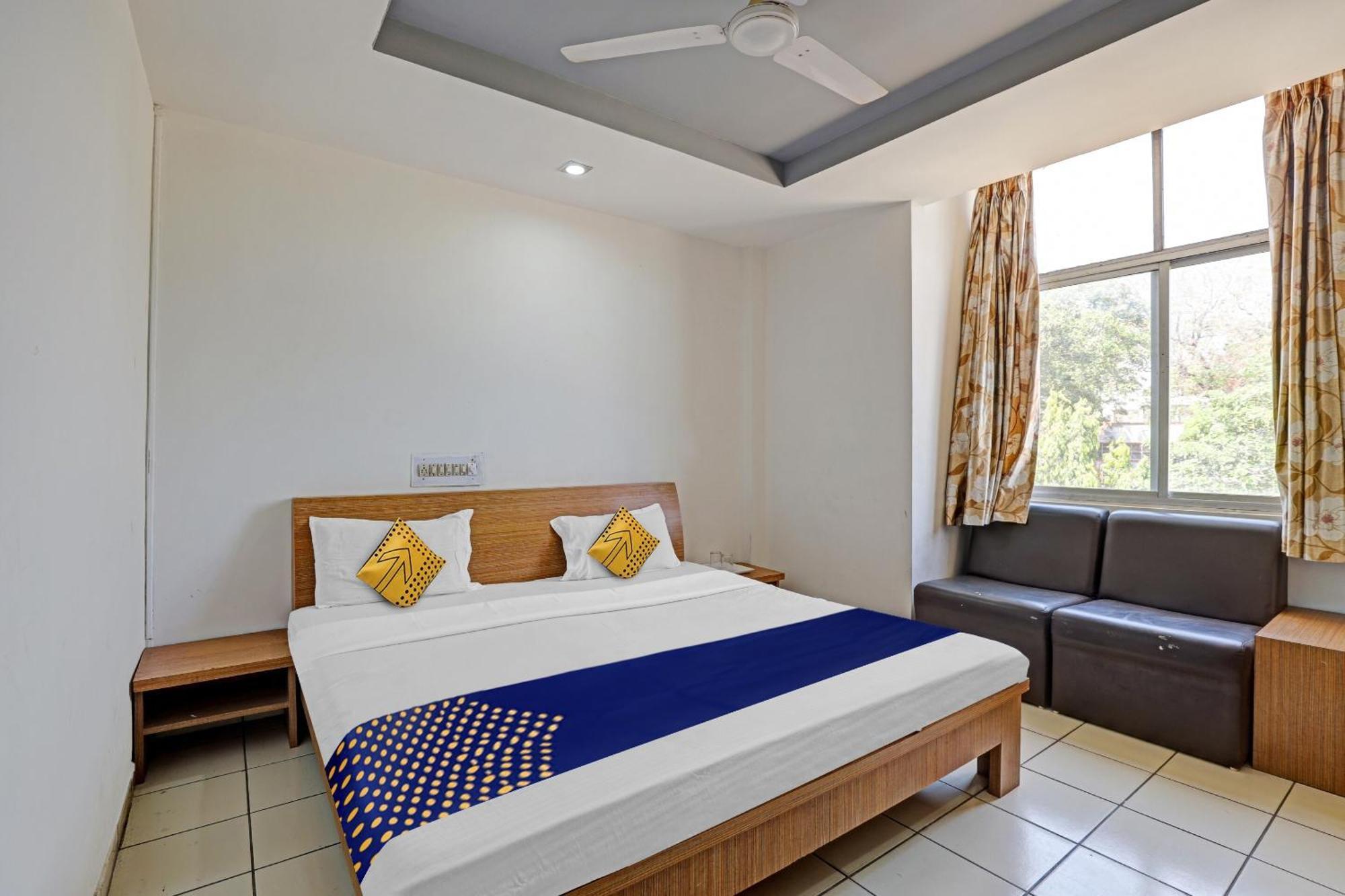 Oyo Flagship 80463 Hotel Mini Palace Vadodara Kültér fotó